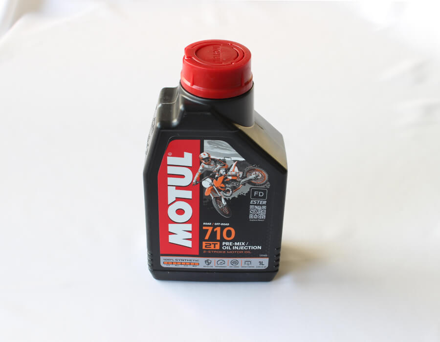 Motul_710_tayssynteettien_2-tahtimoottorioljy_www.le-store.fi_.jpg