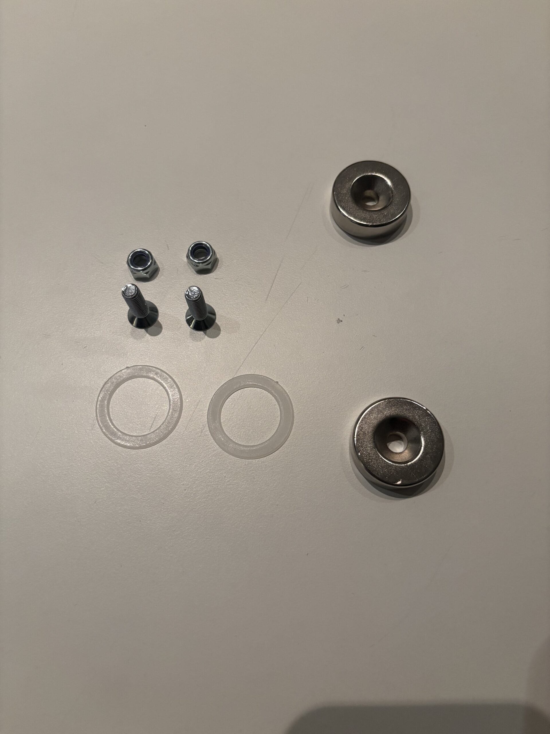 Magneettisarja irrotettavalle rekisterikilvelle